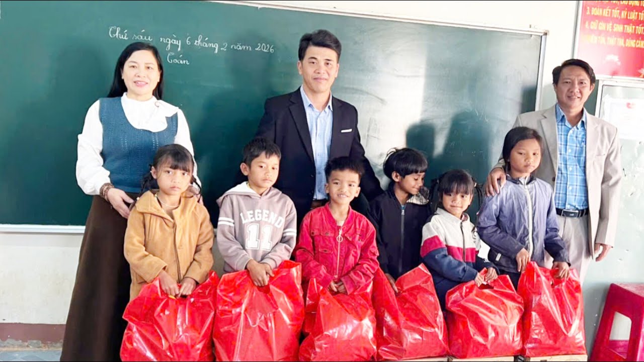 Phim tết Tình yêu bên nồi bánh - tập 2 - Cảnh phá quà cho các em HS điểm làng Buôn Lưới 