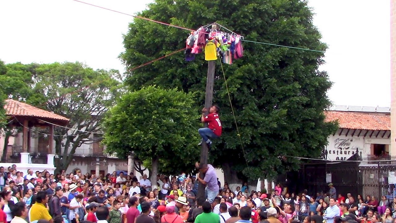 Concurso del palo encebado una tradición en las fiestas del pueblo.