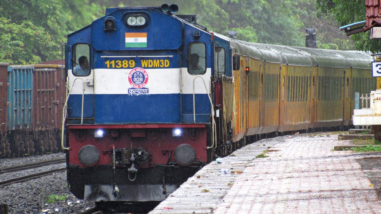22119 TEJAS EXPRESS Arriving Sangameshwar Road - Indian Railways !!