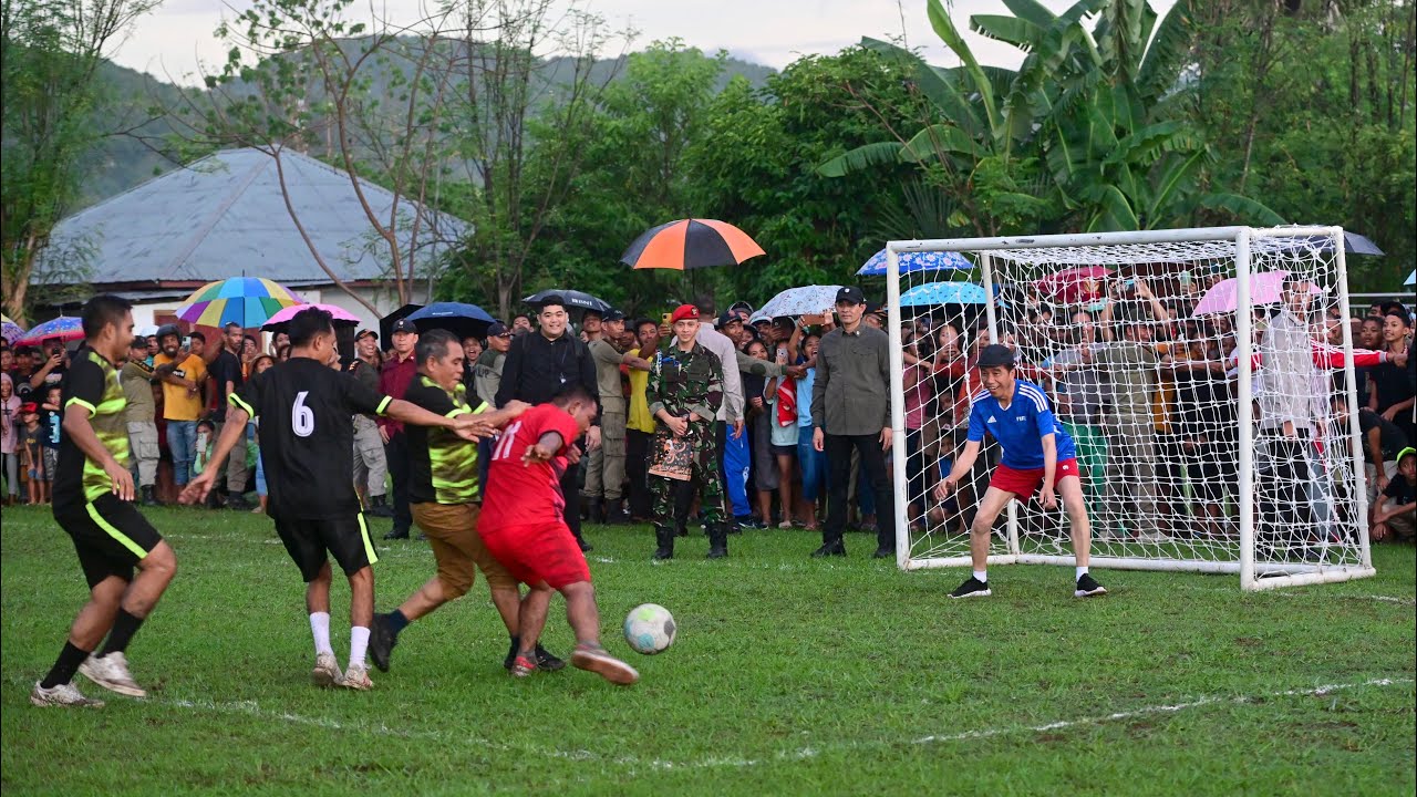 Saat Presiden Jokowi Bermain Sepak Bola Bersama Warga Manggarai Barat, NTT, 4 Desember 2023