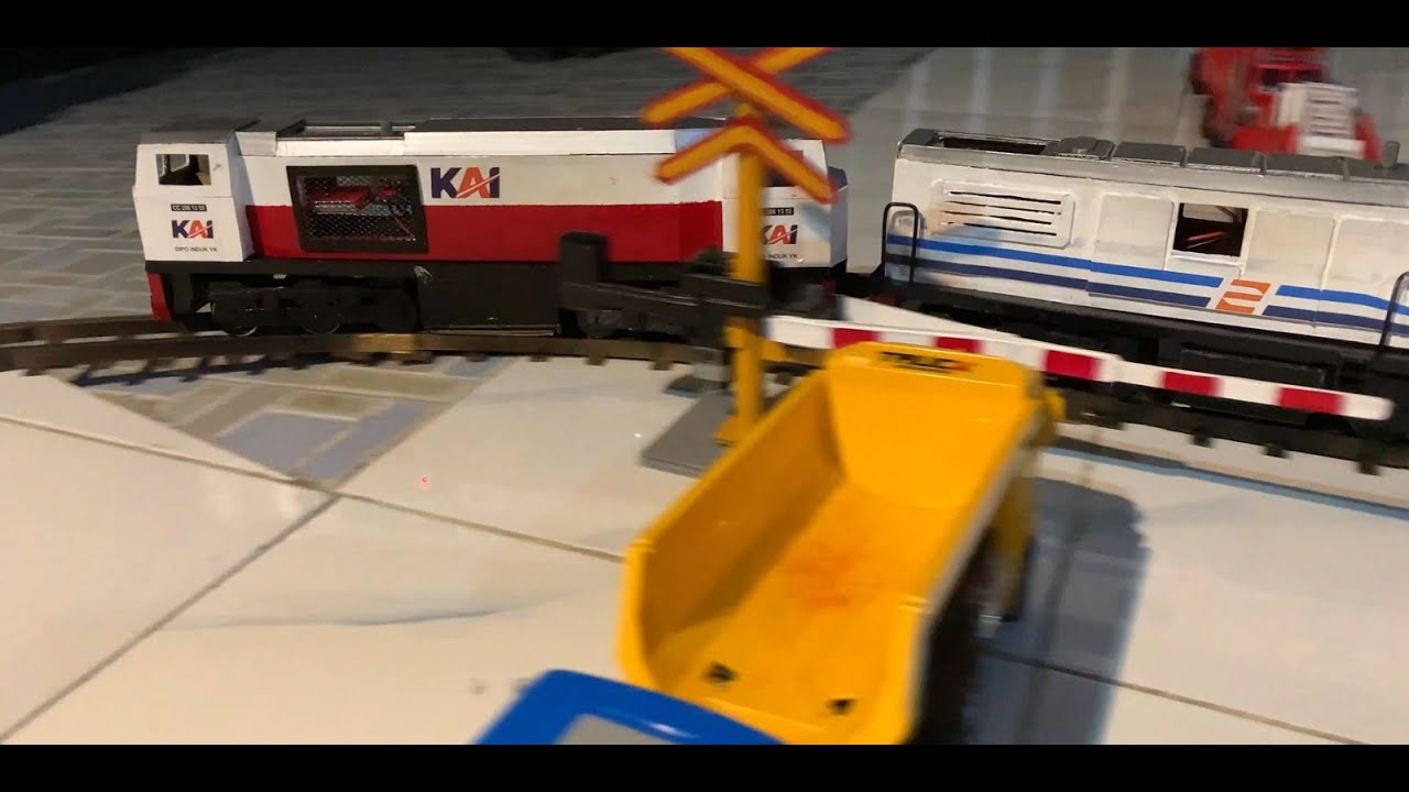 Kereta Api Lokomotif Double Traksi CC 206 203#keretaapiindonesia #keretaapi #mainan #craft
