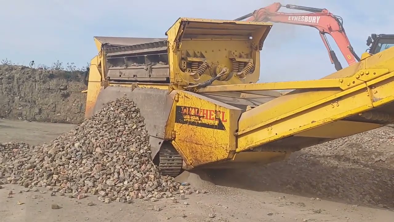 OUR EXTEC ROBOTRAC SCREENER MAKING LOVELY CLEAN CRUSHED AND 60MM DOWN OFF THE BELT.