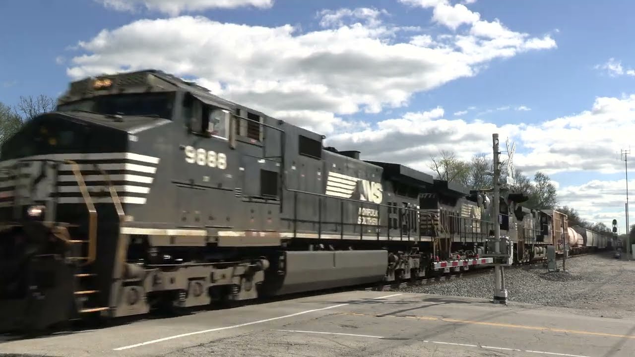 NORFOLK SOUTHERN GE D9-44CW Northbound Mix Freight