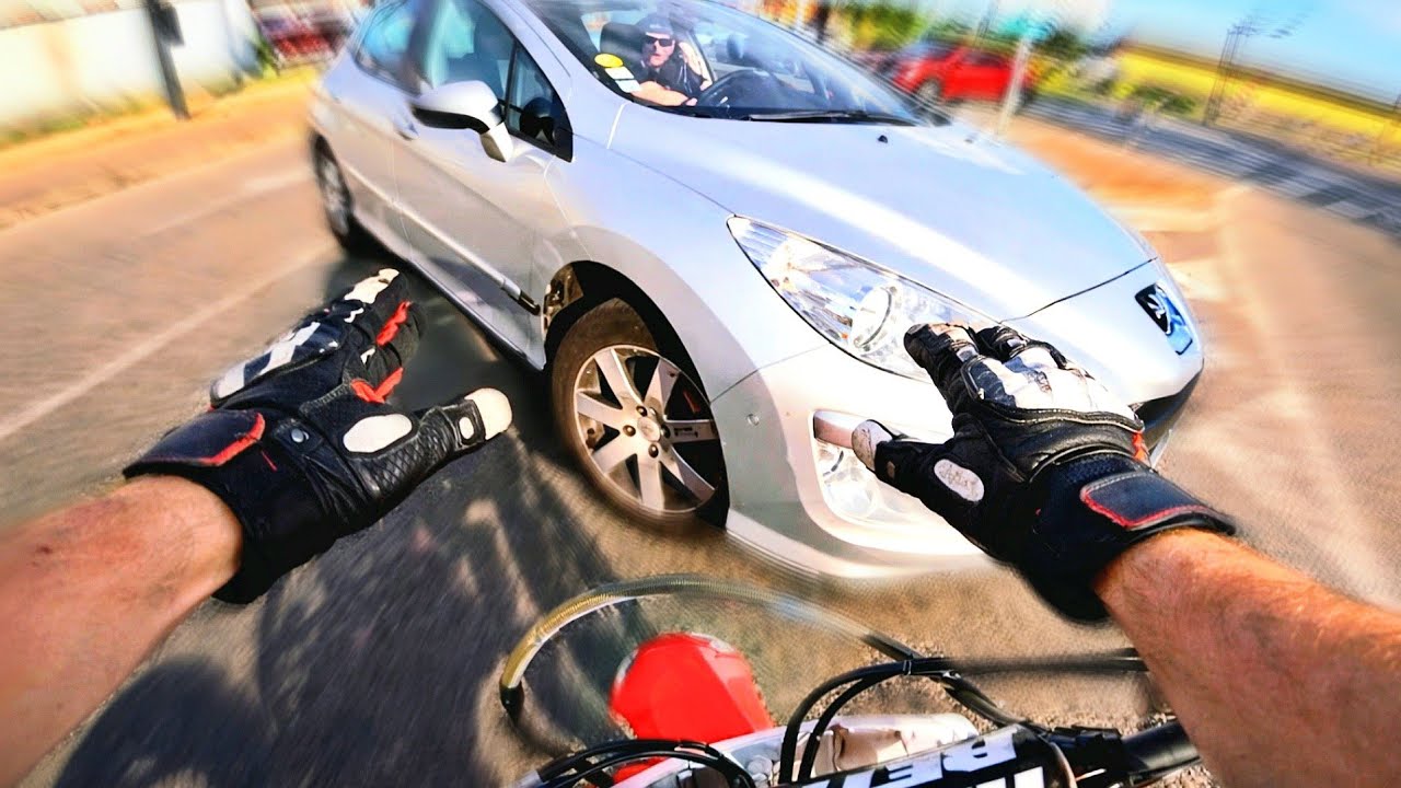 IL ROULE À +100km/h AU LIEU DE 50 - MOMENTS EPIQUES MOTORCYCLE