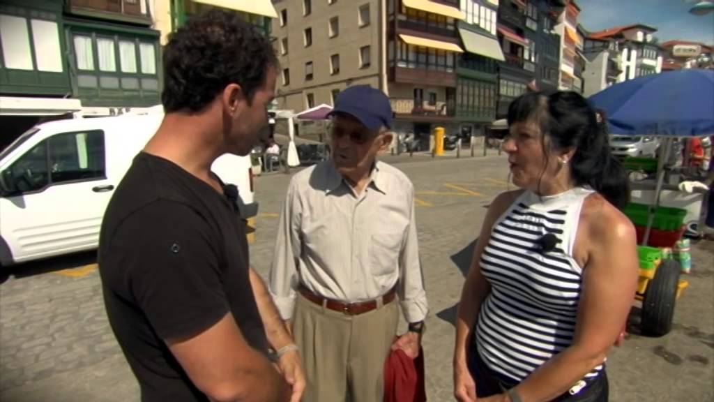Lekeitioko portuan arraina satzen duten emakumeak
