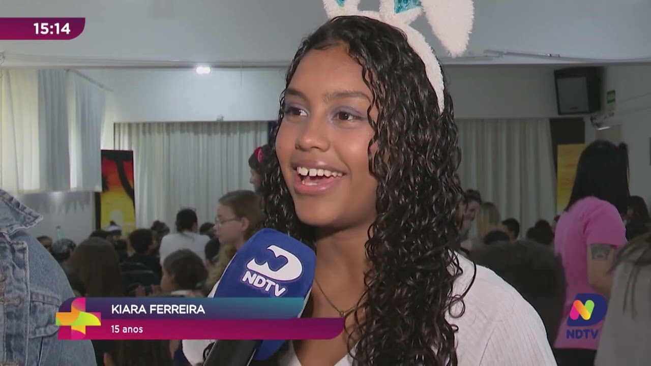 Alunos e professores se apresentam em show de talentos