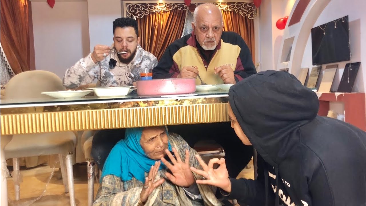 شوفو الزوجه خبت حماتها تحت السفره عشان عازمة أبوها - شاهد رد فعل الزوج !
