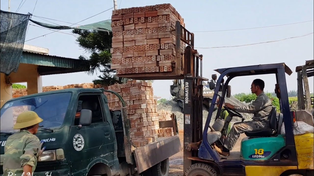 Xe nâng nâng gạch lên ô tô tải
