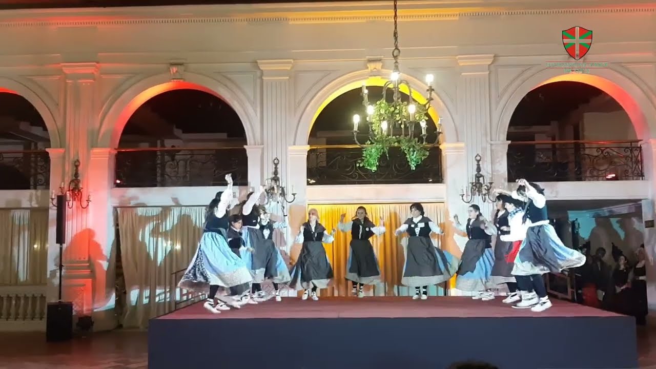 Grupo de baile de la Colectividad Vasca de Chile en C&iacute;rculo Espa&ntilde;ol - D&iacute;a de los Patrimonios 2023