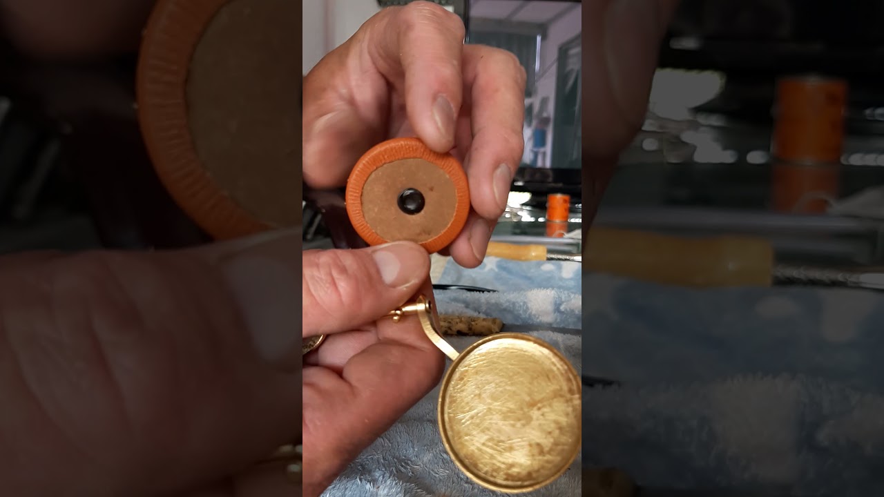 Replacing pad saxophone,cách thay tam bông saxophone.