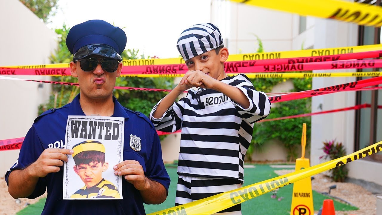Jason y Alex fingen jugar una divertida historia policial para los niños