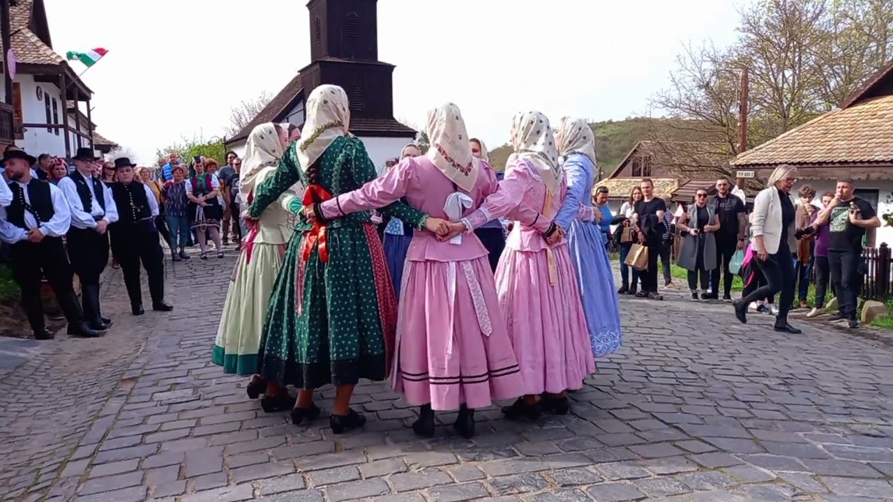 A Nógrád táncegyüttes Hollókőn, a templom előtt Nagyszombaton