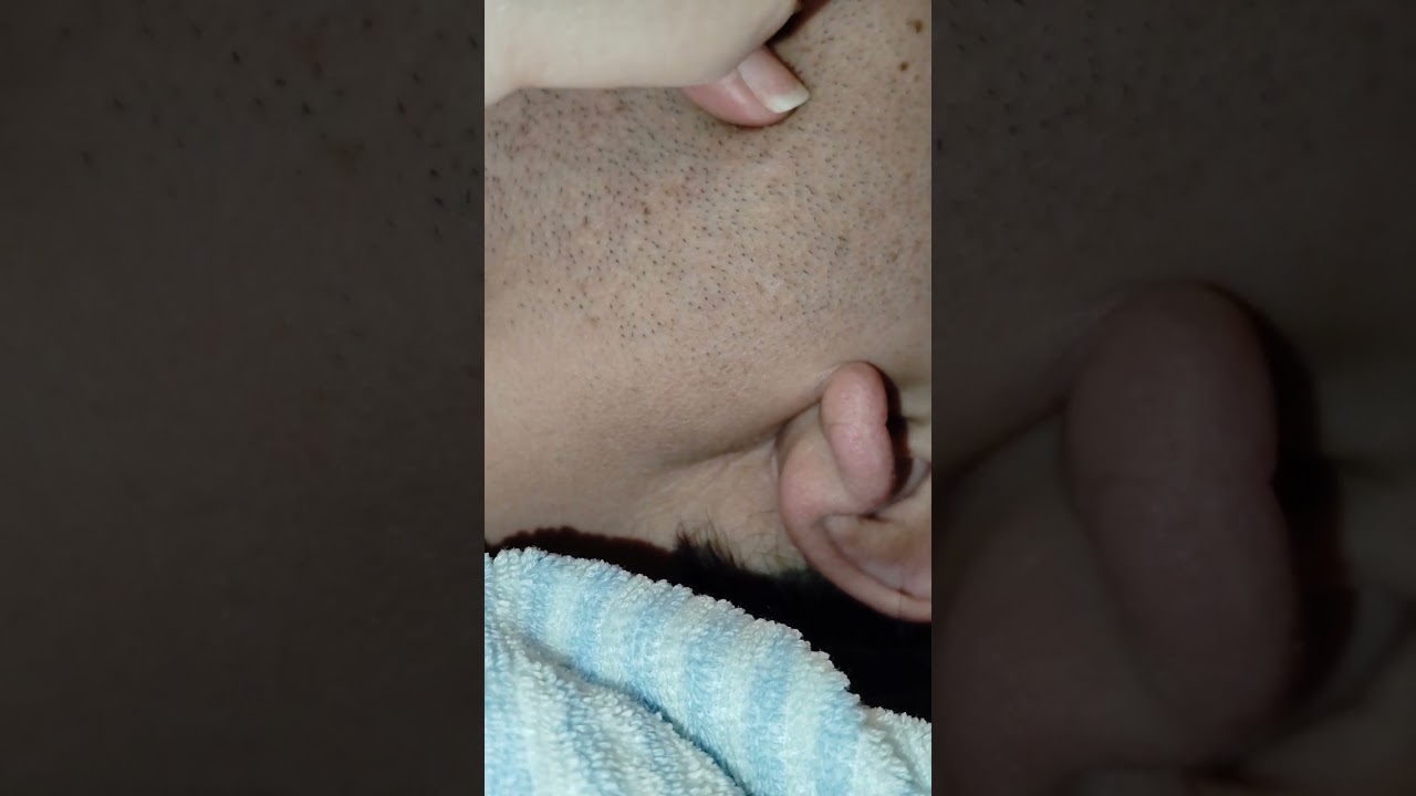 ​旦那のヒゲを抜いてるだけ / Just plucking my husband's beard.​