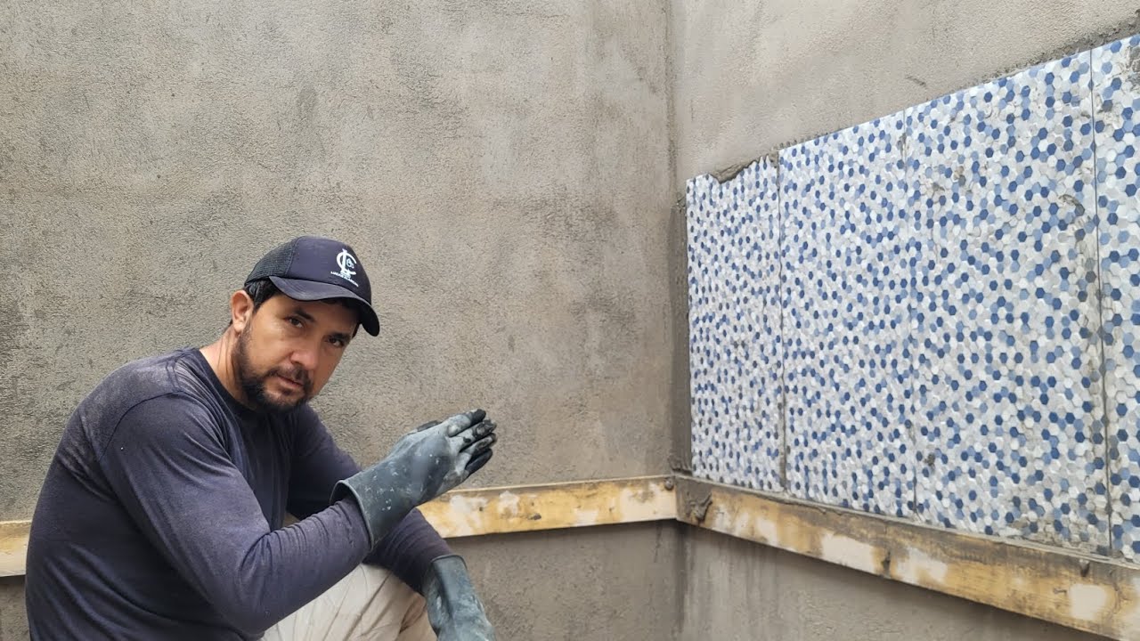 COLOCACION DE CERAMICA EN PARED DE BAÑO USANDO CEMENTO Y REGLAS GUIAS.