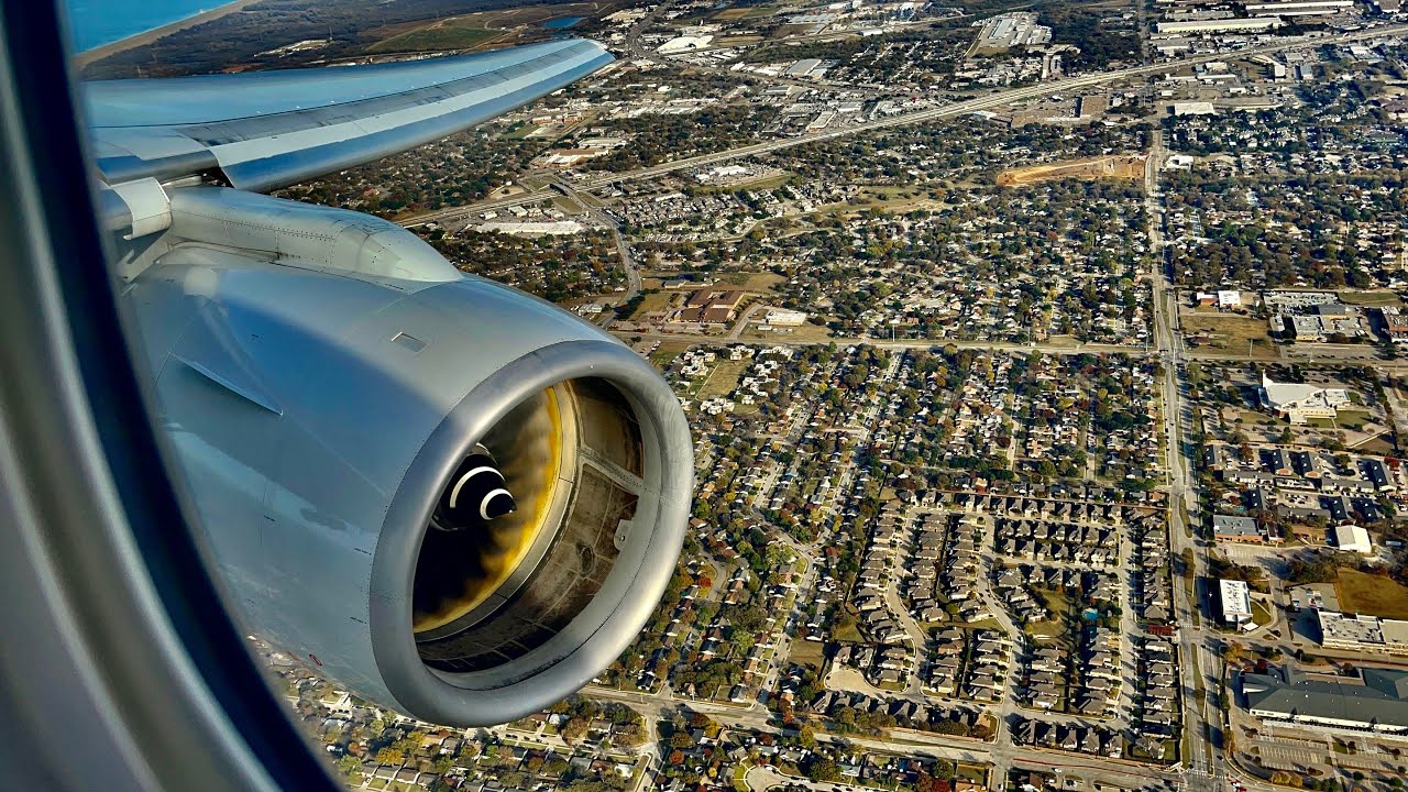 American Airlines 777-200 landing in Dallas
