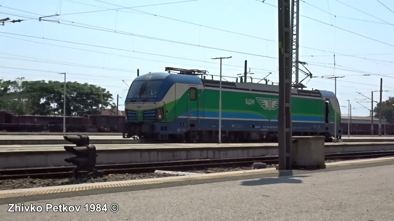 Локомотив 80 053 - маневра, прикачване и потегляне с БВ 8602 от ж.п. гара Бургас - 25.07.2022год.