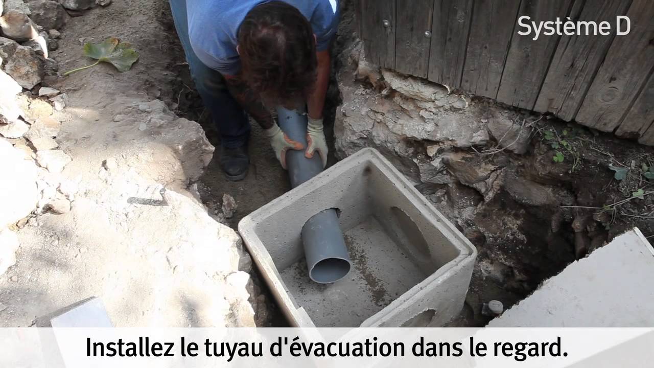 Installer un tuyau pour l'&eacute;vacuation des eaux us&eacute;es dans un regard
