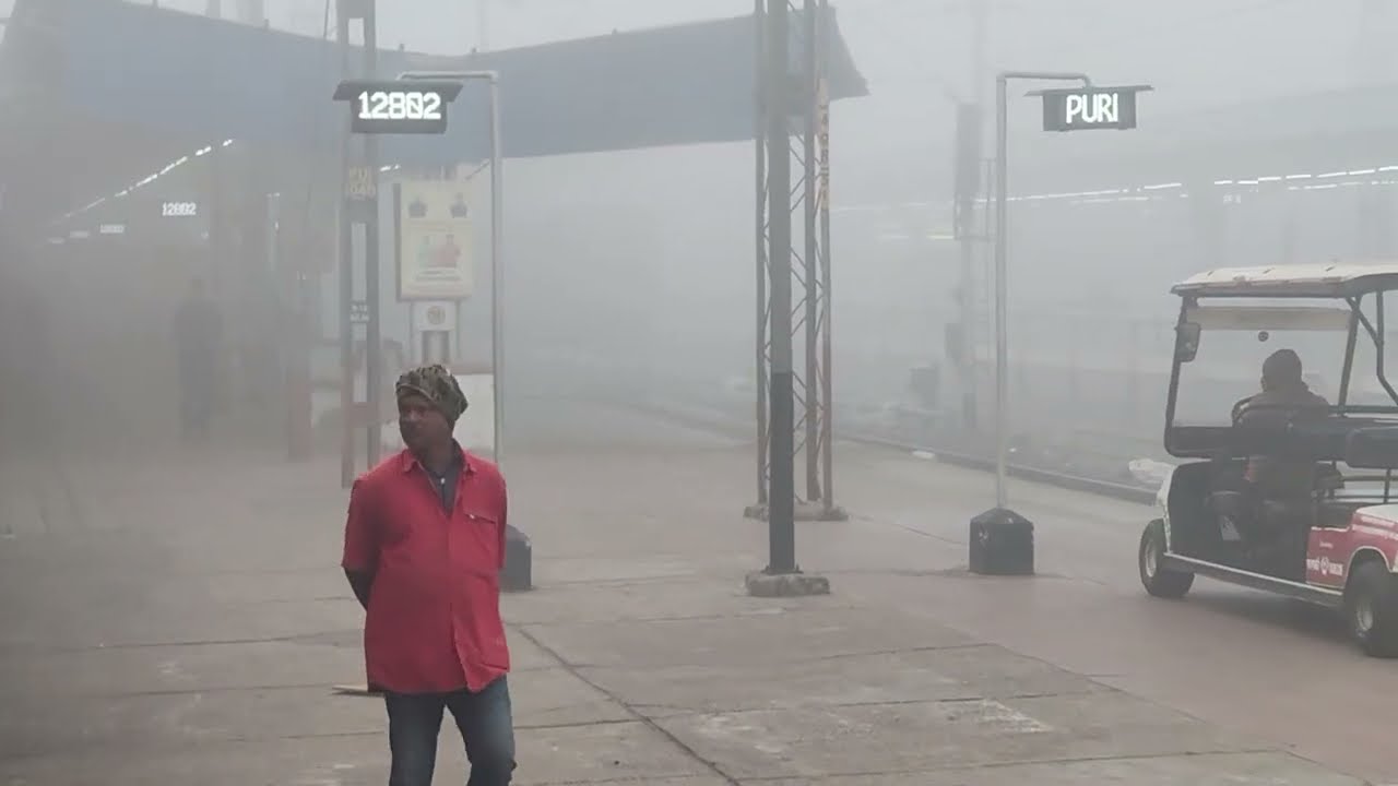 Train passing through heavy mist // Fog all around // Visibility zero at Puri Station  // WAP7 