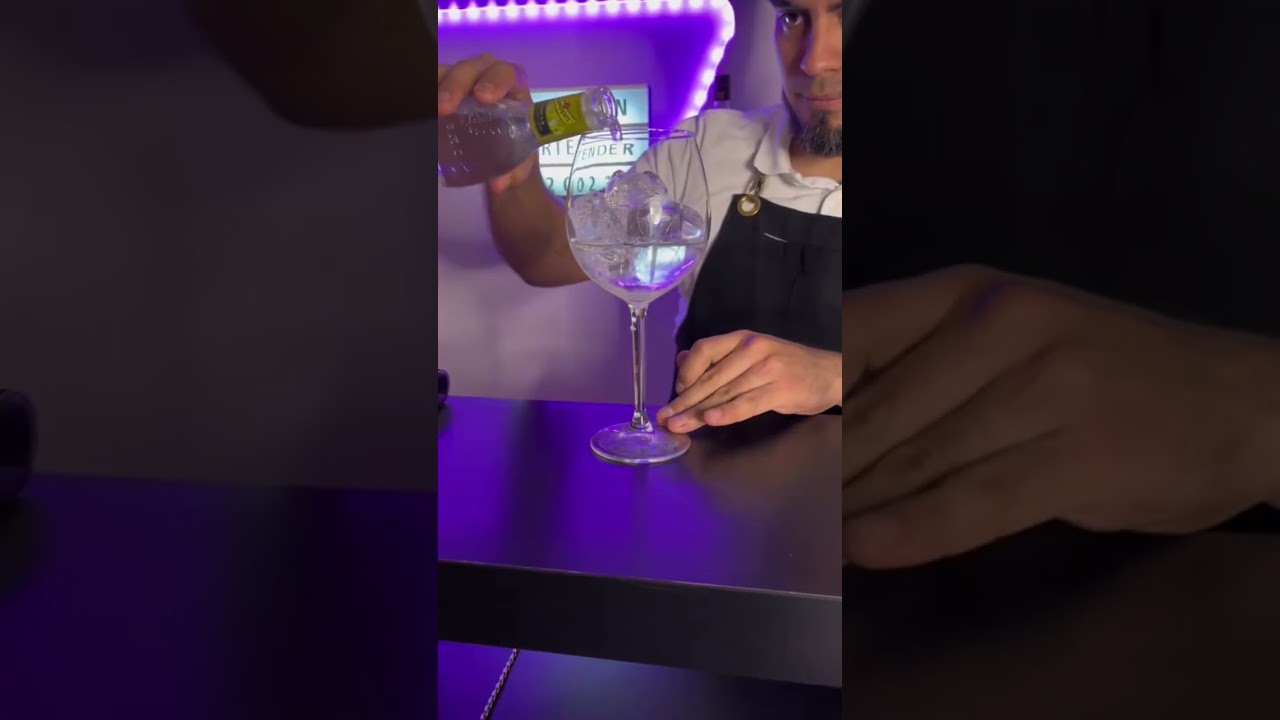 Gin t&oacute;nic 🍹 #barman #bartender #cocktail #cocteles #fiesta #bar #parati #viral #shorts