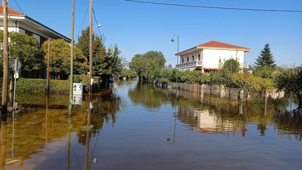 Μεγάλα Καλύβια...μια απέραντη λίμνη με δεκάδες εγκλωβισμένους