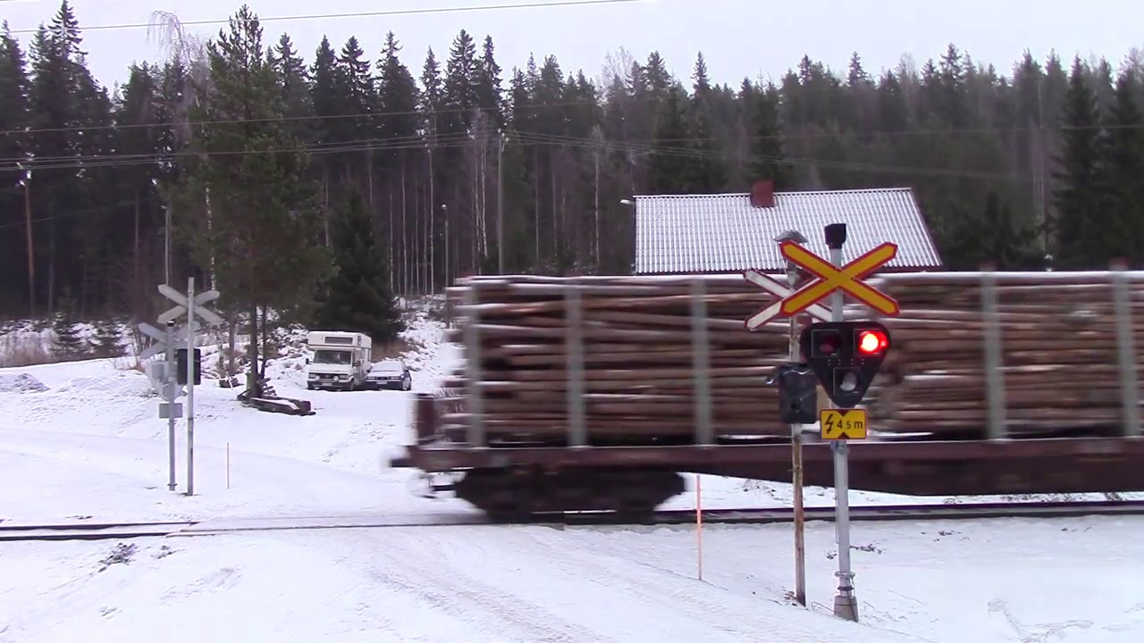 VR T 55768 passed TIITUSPOHJA (km.0388+0266) level crossing @ Laukaa, Finland