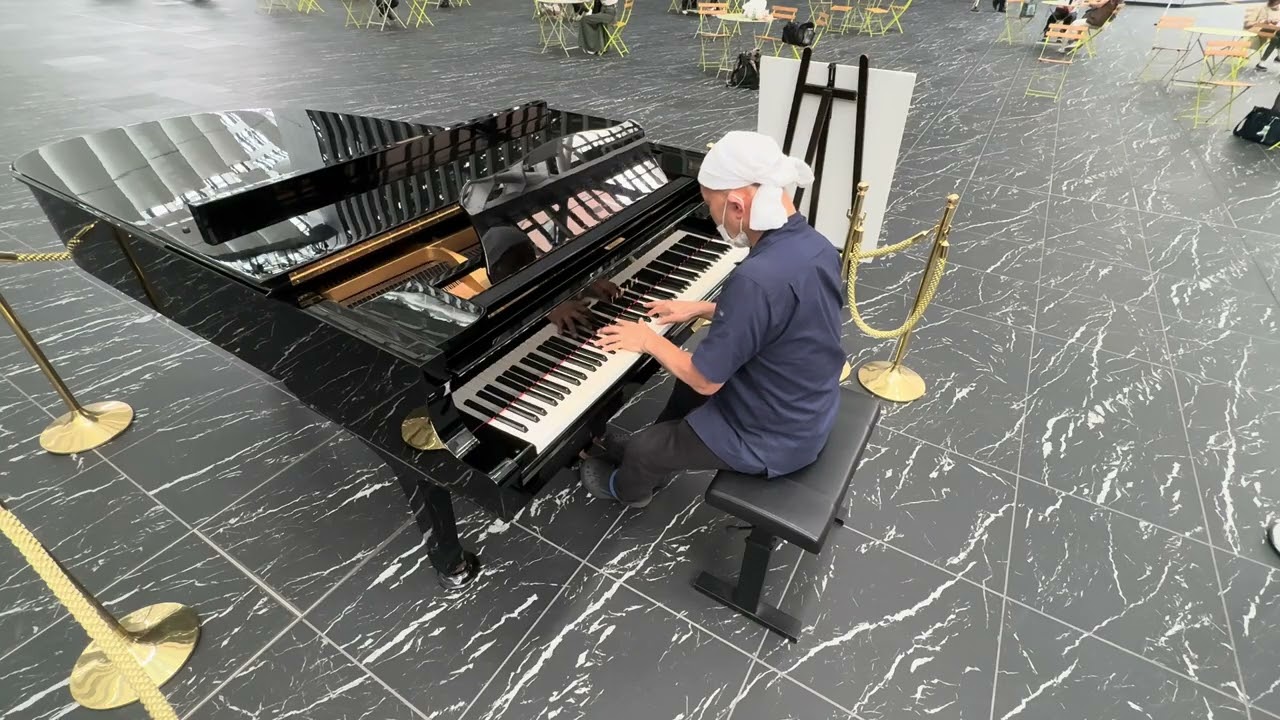 20250707 東京・西新宿 新宿住友ビル 三角ステージ側 三角ピアノ 🎹 5