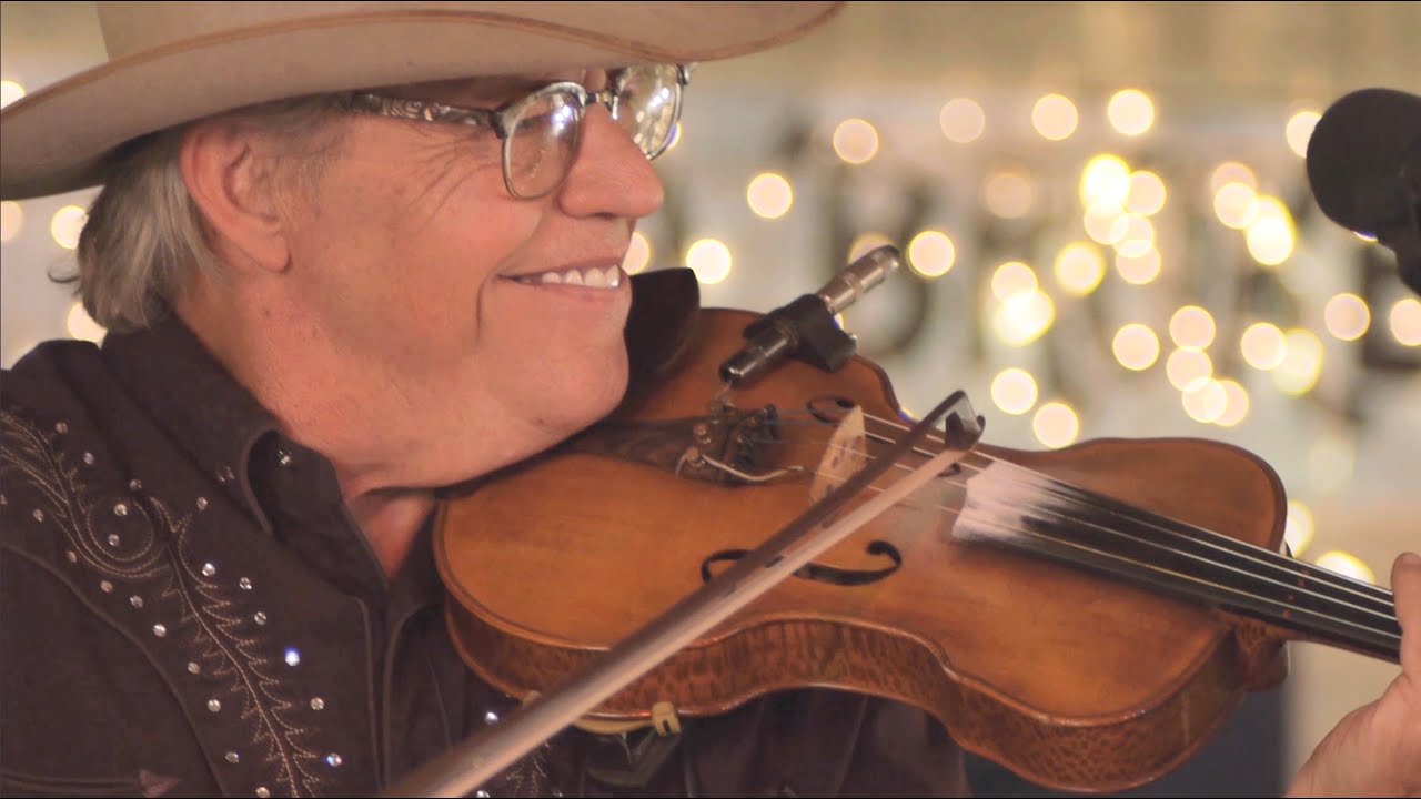 Alvin Crow performs 