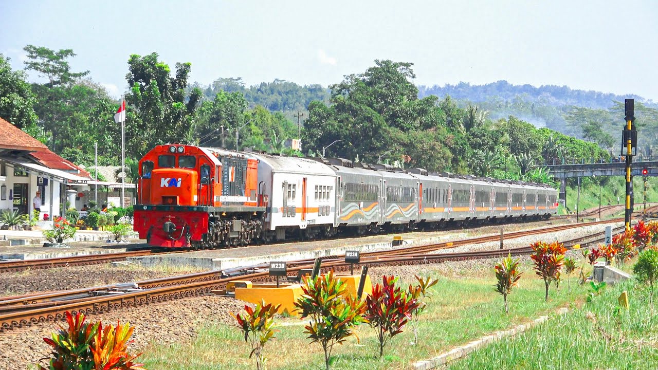 KERETA API PANJANG‼️ MENEMUKAN 15 KERETA API DITARIK LOKOMOTIF MERAH RNB