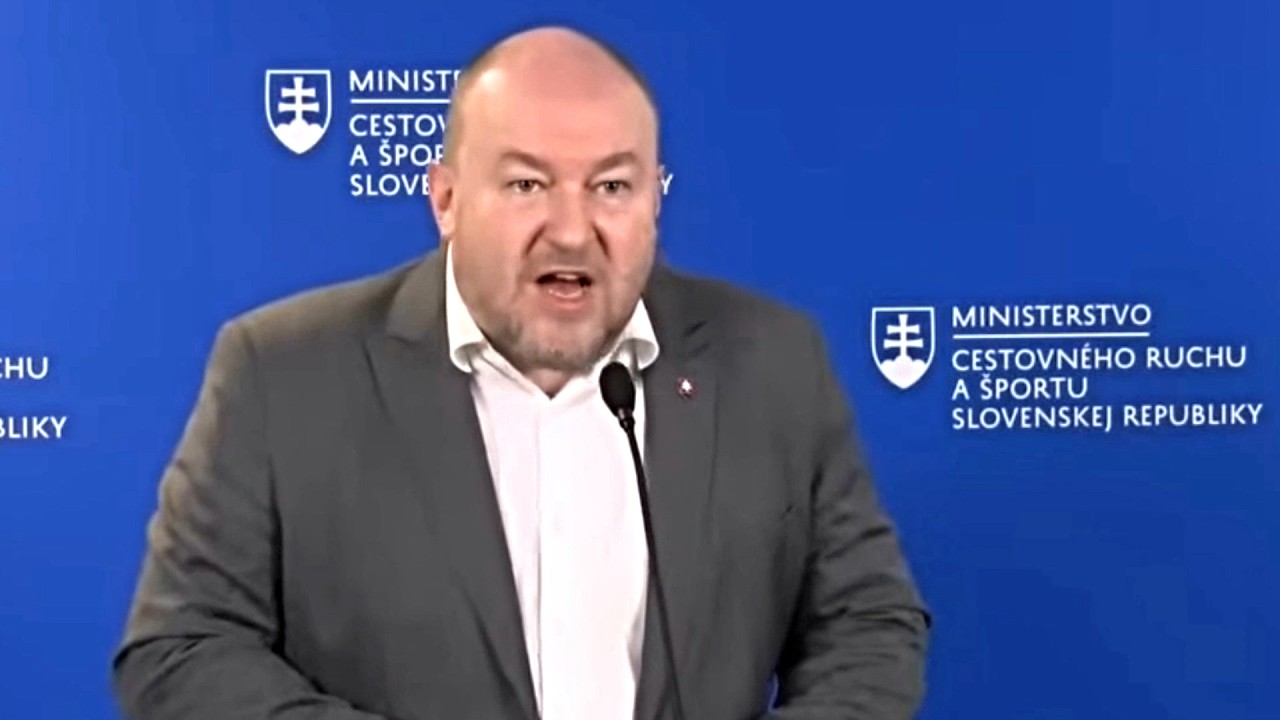 Nahnevan&yacute; Rudolf Huliak tvrdo za&uacute;točil na Kov&aacute;čika: Keby pr&aacute;vo fungovalo už by ho odviedli v put&aacute;ch!