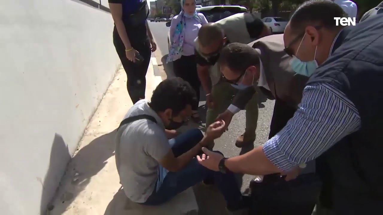 الرئيس السيسي يوقف موكبه للاطمئنان على شاب «عمل حادثة موتوسيكل»