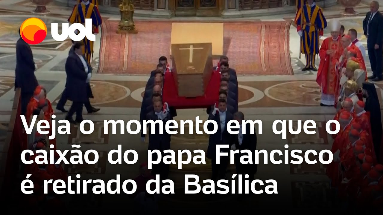 Funeral do papa Francisco: veja o momento em que o caixão é retirado da Basílica de São Pedro