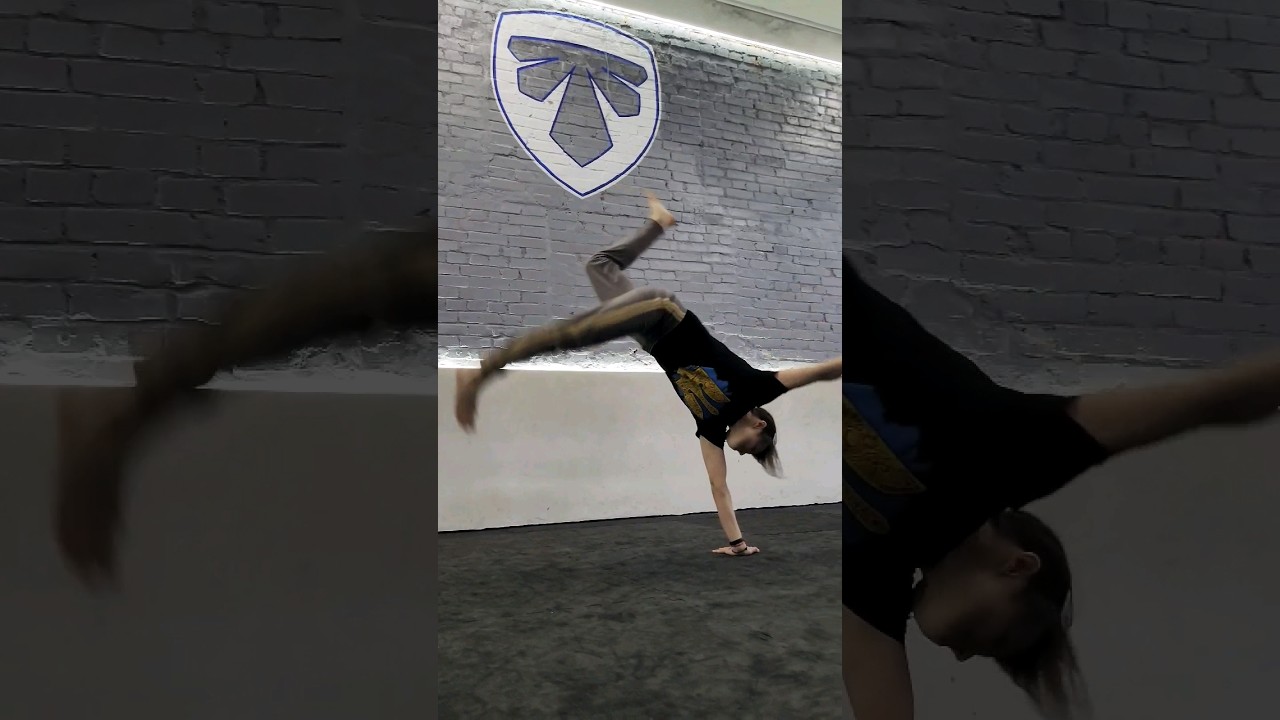 AU TRAN&Ccedil;ADO 👊 Practice all the time 💪 Glory to Ukraine 🇺🇦   #balance #acrobatics #trainer_mola