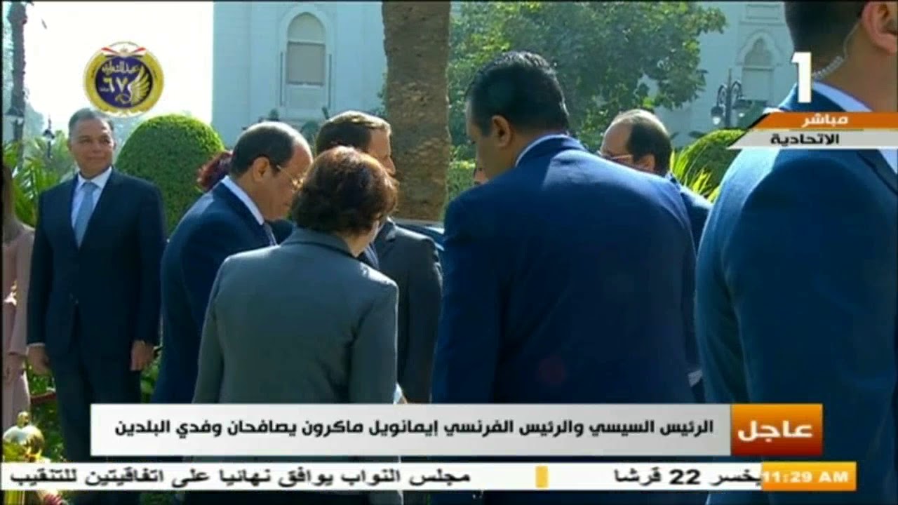 صدي البلد - الرئيس السيسي والرئيس الفرنسي إيمانويل ماكرون يصافحان وفدي البلدين