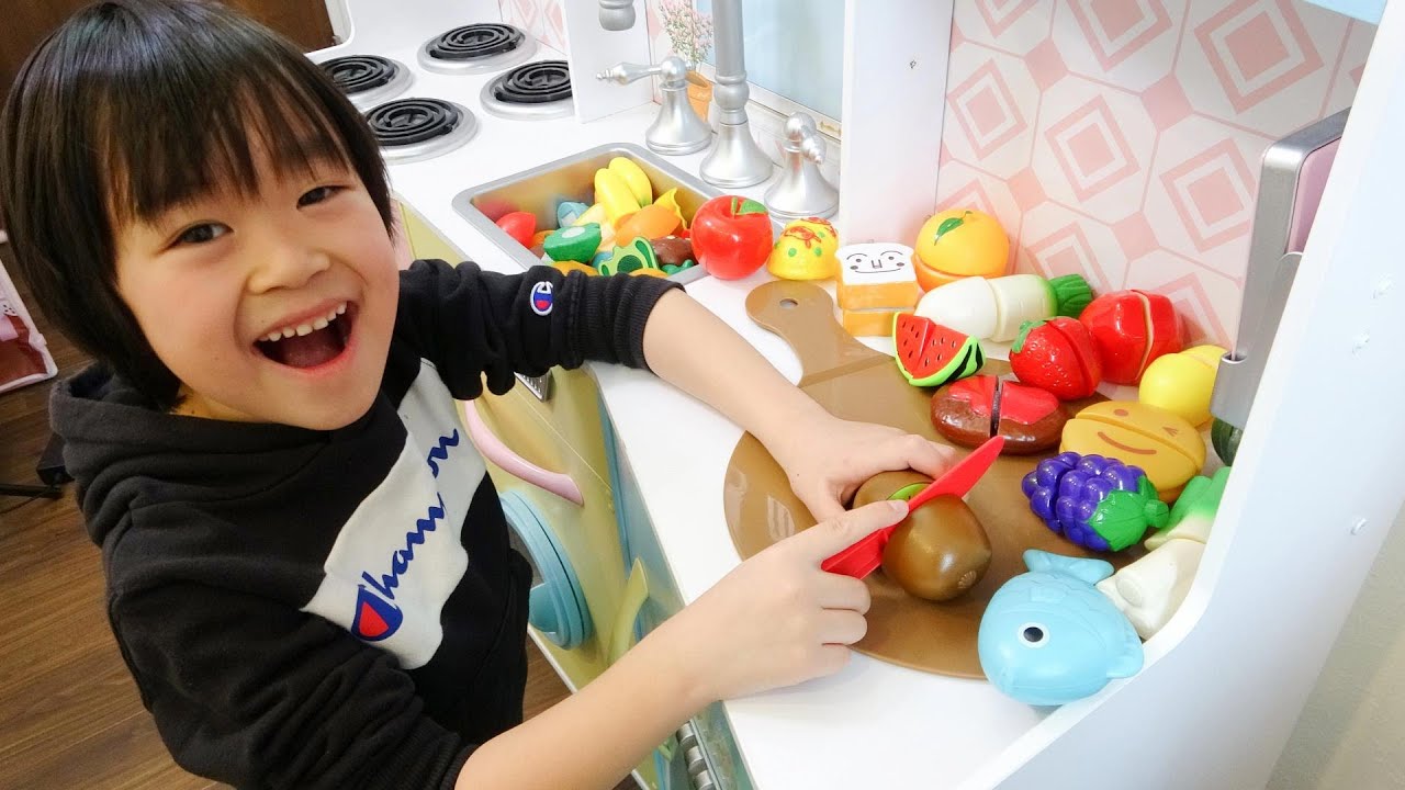 レオくんがたくさんのたべものをきってあそぶよ！ レオスマイル