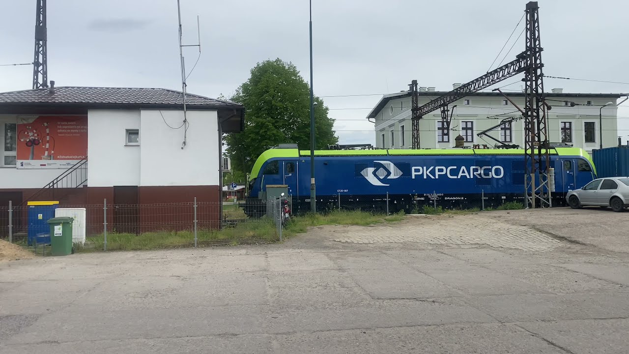 Kąty Wrocławskie, ul . 1 Maja (346), wiosna 2021 r., przejazd kolejowy, railway crossing, [4K]