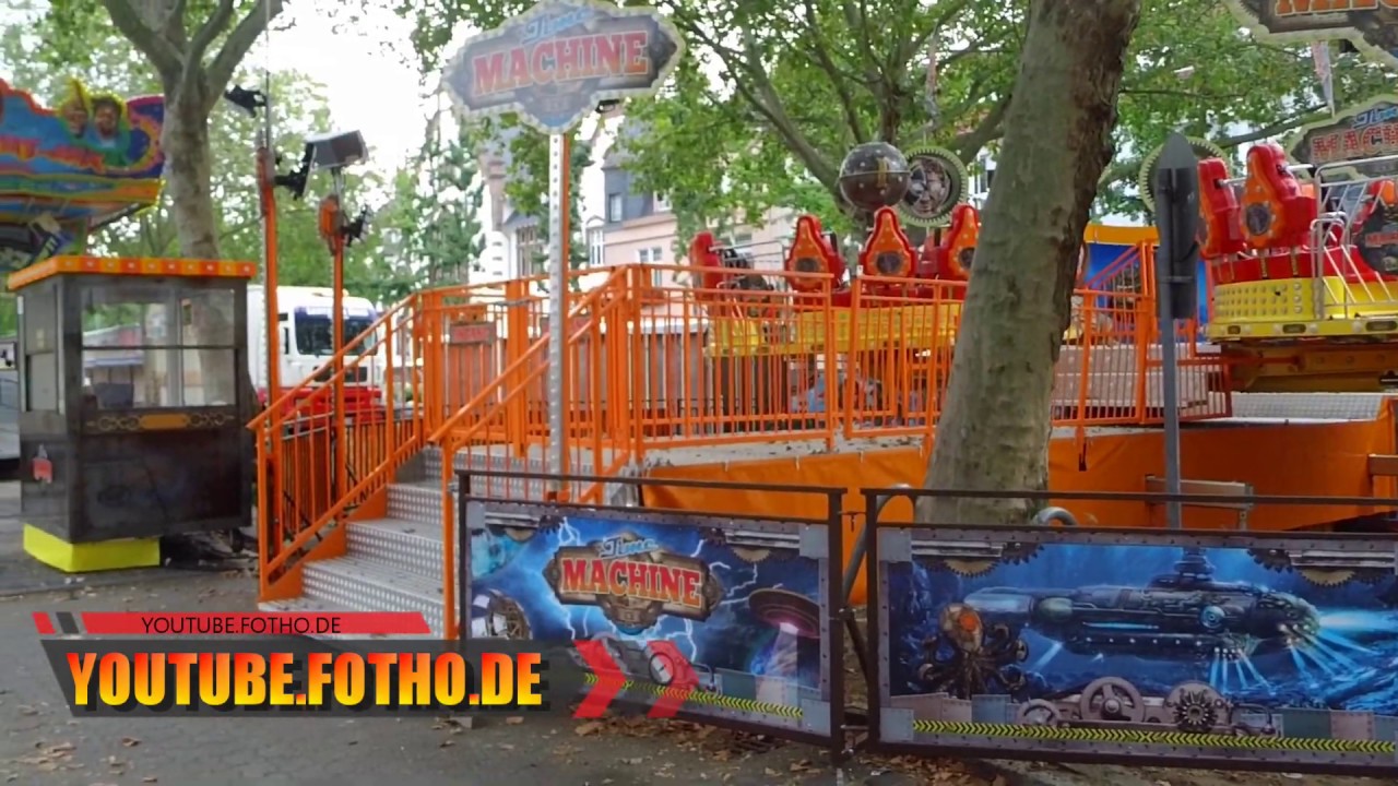 Beim Aufbau der Moerser Kirmes 2019