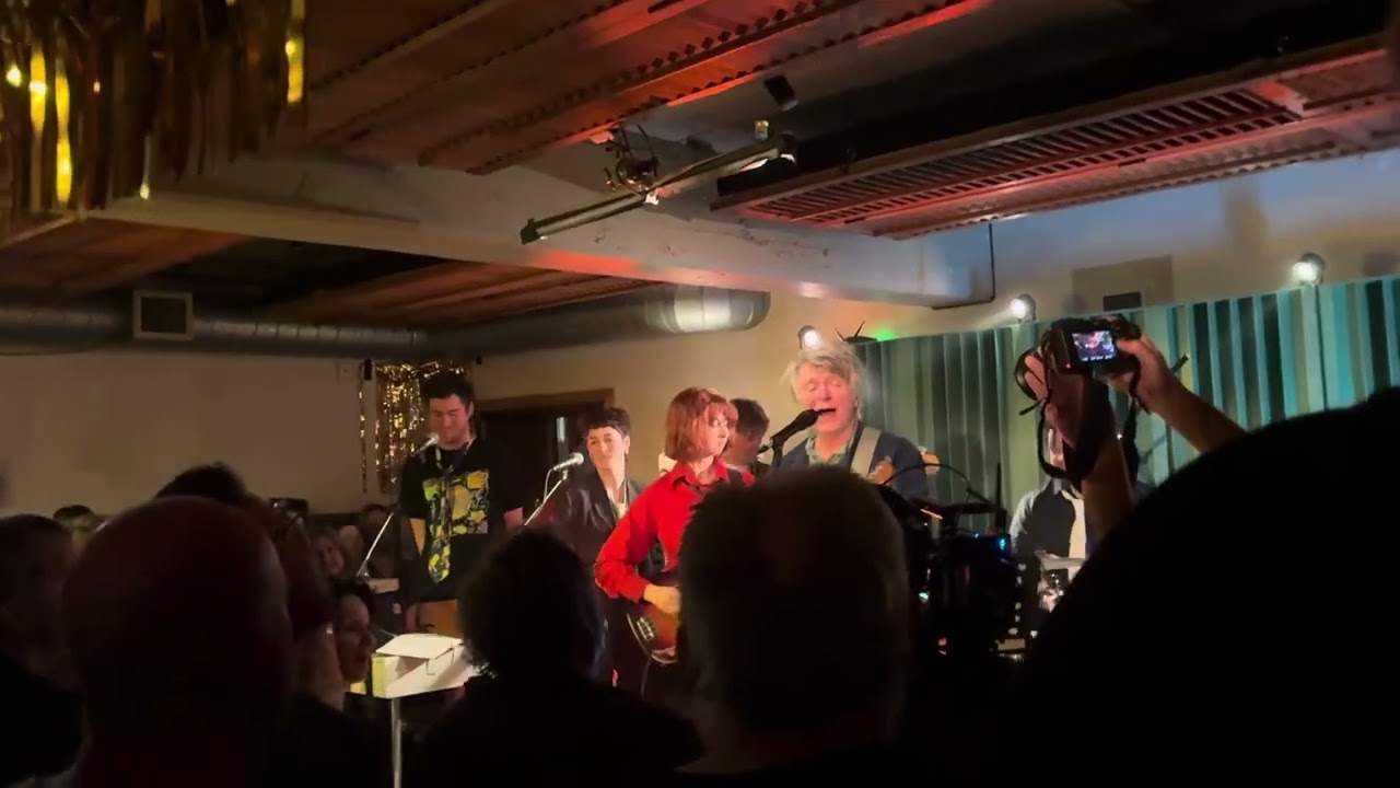 Neil Finn & Vera Ellen - She Will Have Her Way (Live)