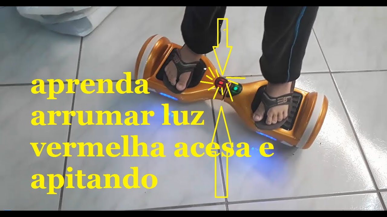 arrumando hoverboard com luz vermelha e apitando
