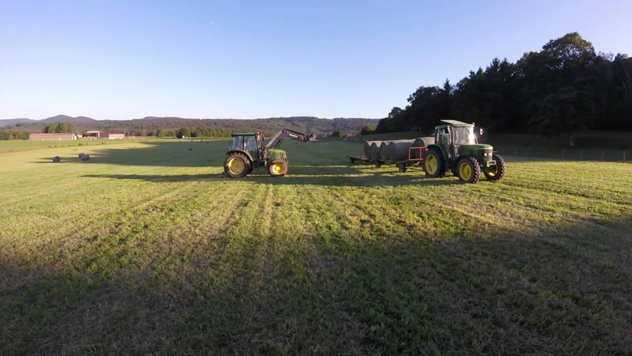Ramassage de balles rondes avec 2X John Deere et 2 plateaux, Go Pro