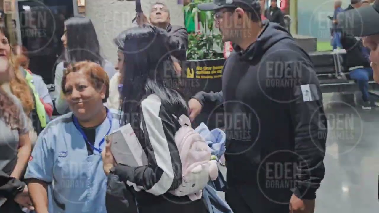 CAZZU Llega a México y realiza una improvisada firma de autógrafos en pleno aeropuerto así sucedió 