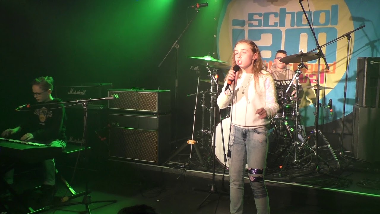Emily mit Band beim School Jam Festival. Live Auftritt mit AC/DC 