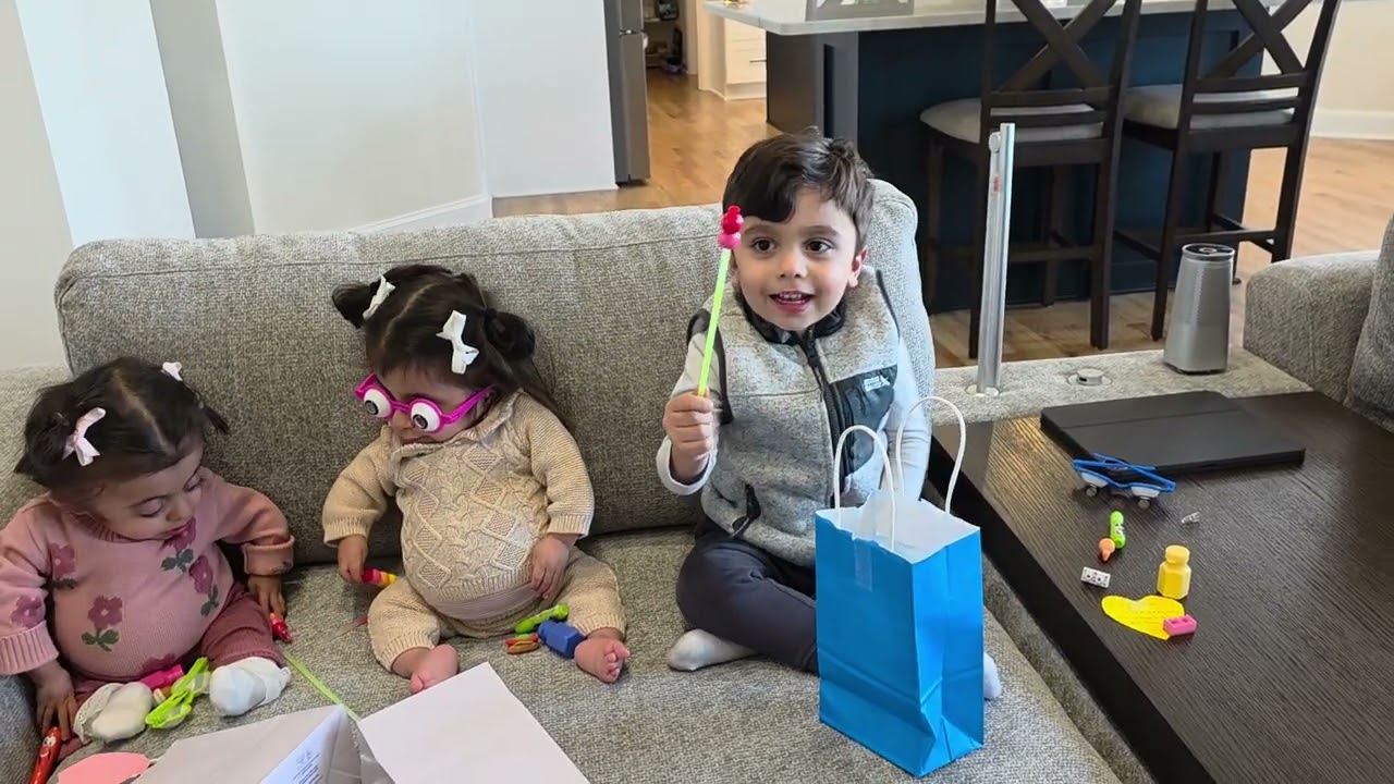 They had such a fun time opening up these goodie bags!! 😍