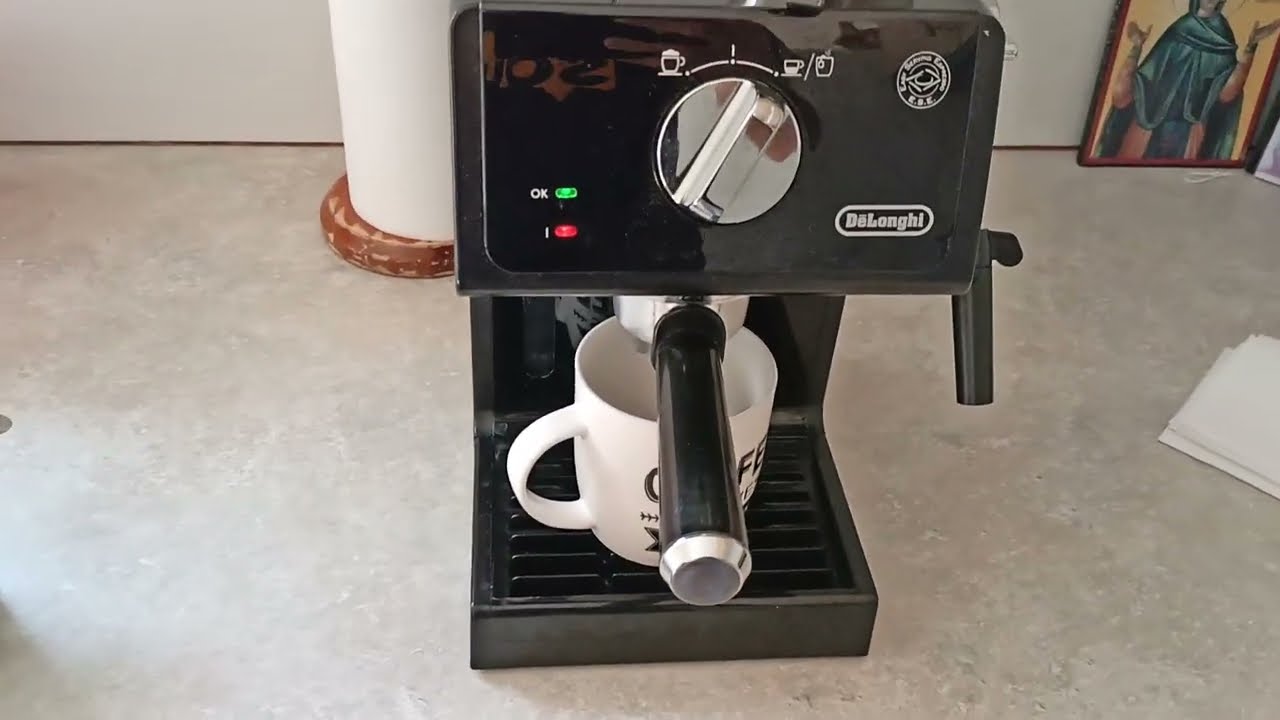 Delonghi espresso machine ECP 31.21. Making Latte