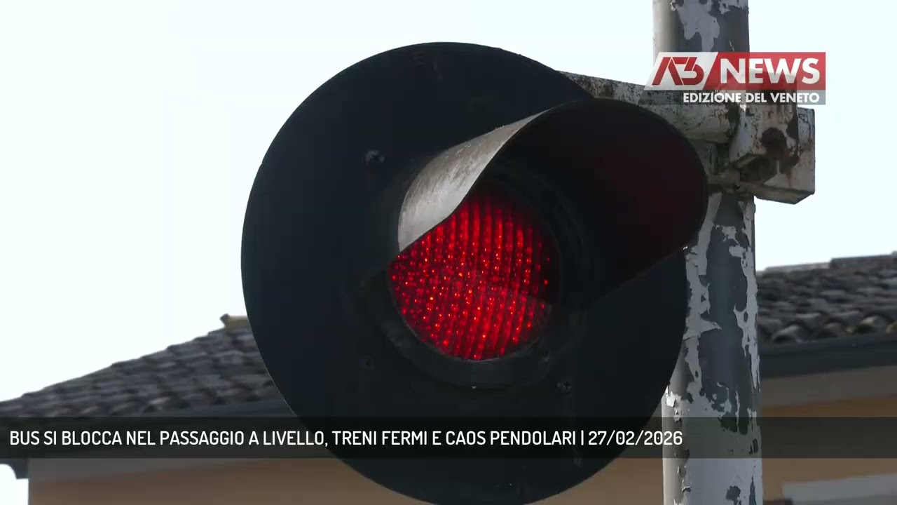 BUS SI BLOCCA NEL PASSAGGIO A LIVELLO, TRENI FERMI E CAOS PENDOLARI | 27/02/2026