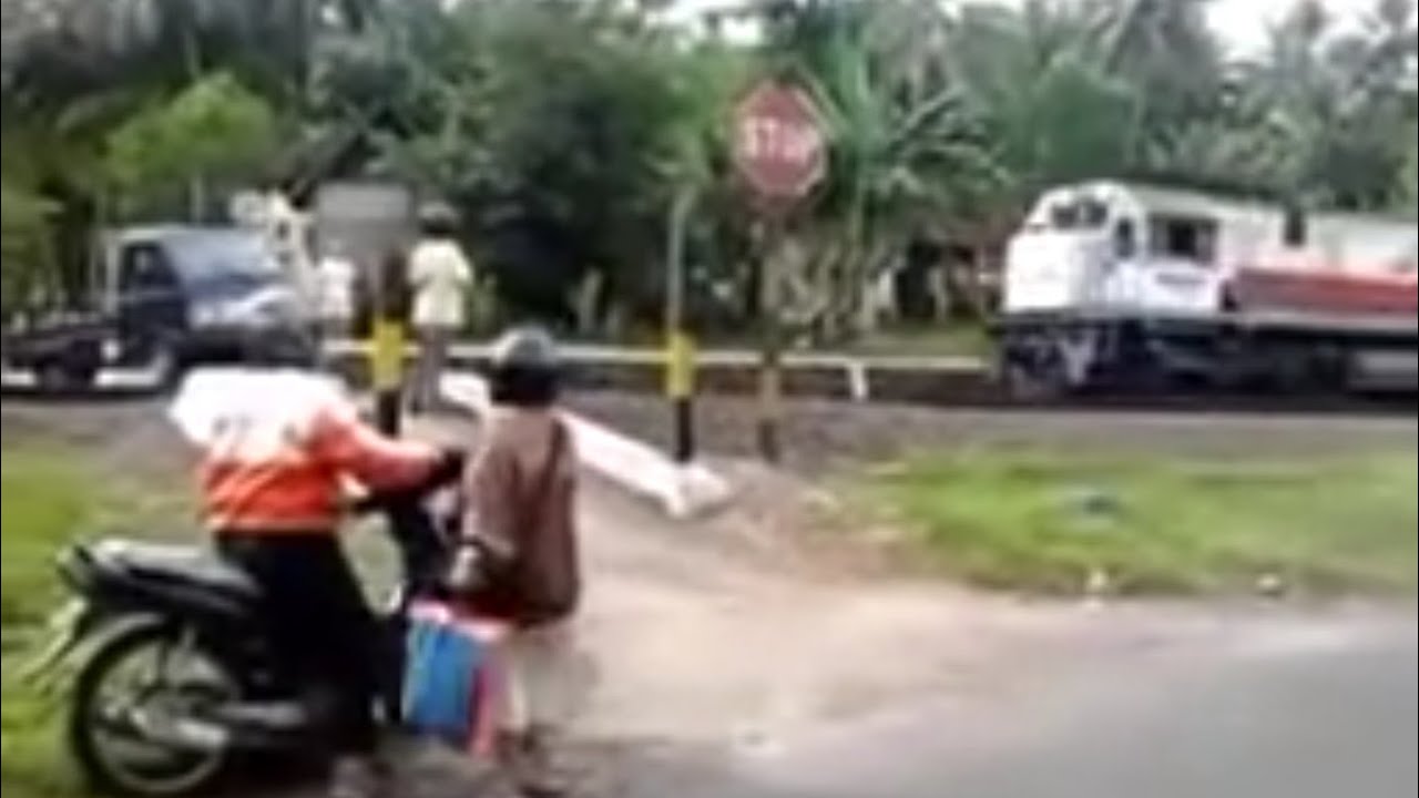 Video Nyaris Kecelakaan di Perlintasan Kereta Api Tanpa Palang