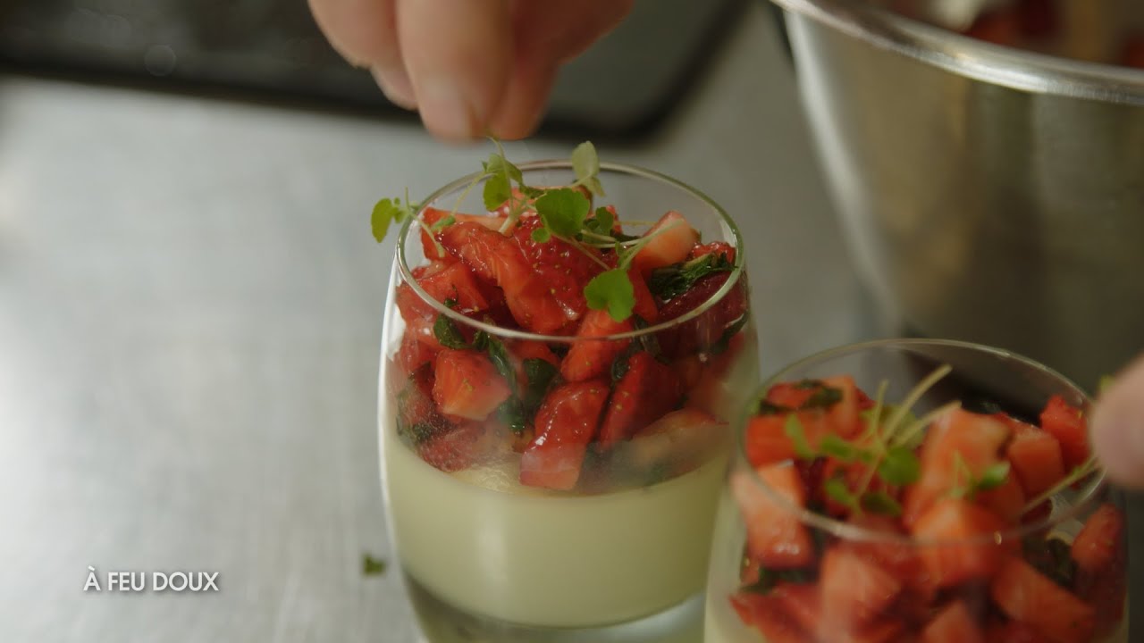 Panna cotta chocolat blanc, tartare de fraises à la menthe
