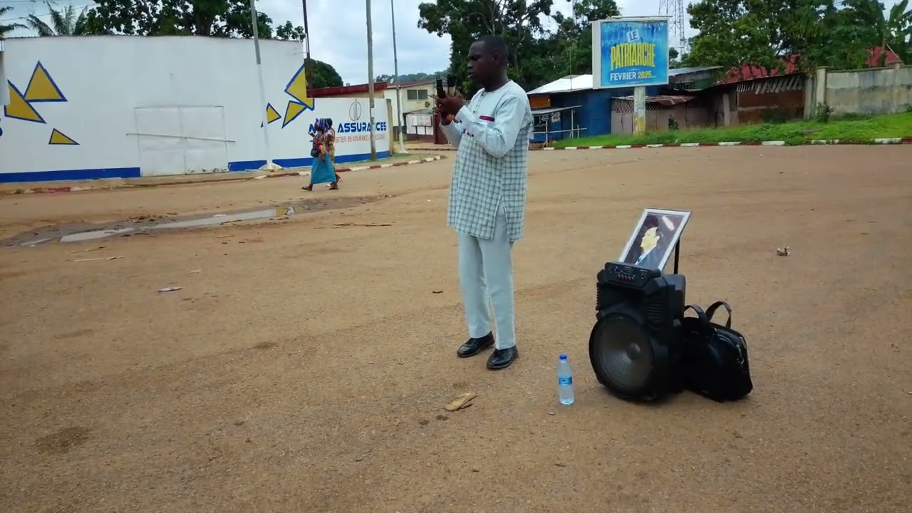 LE MISSIONNAIRE AMOUR TCHIZINGA, BÂTIT UNE PLATEFORME POUR INTRODUIRE LE PROPHÈTE DE DIEU BRANHAM.