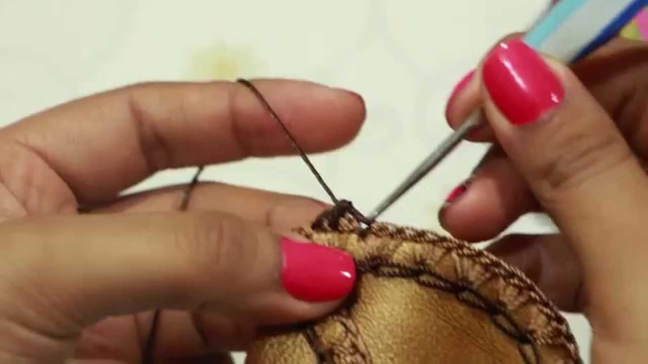 Tejido a crochet en pieza de cuero