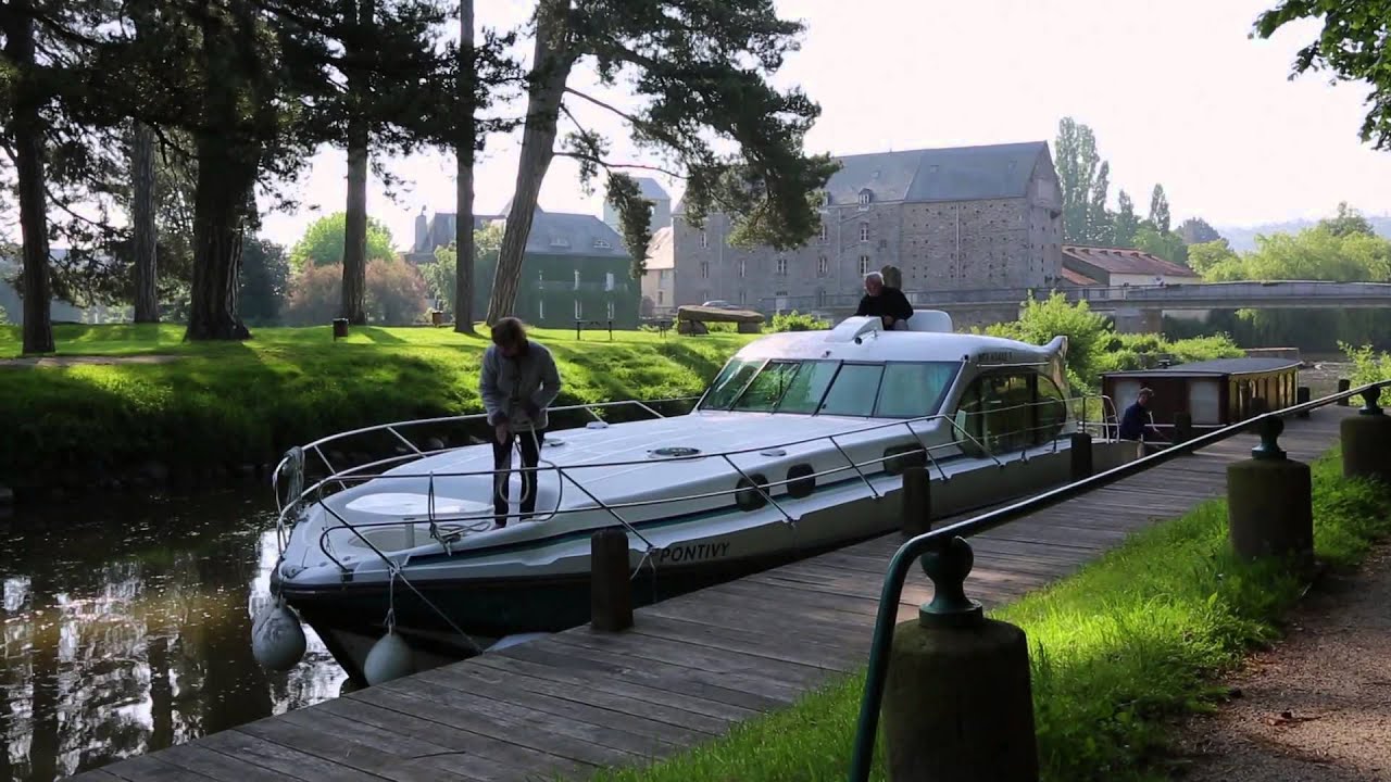 Croisière fluviale en Bretagne - Arrivée à Josselin - Nicols, location de Bateau sans permis.