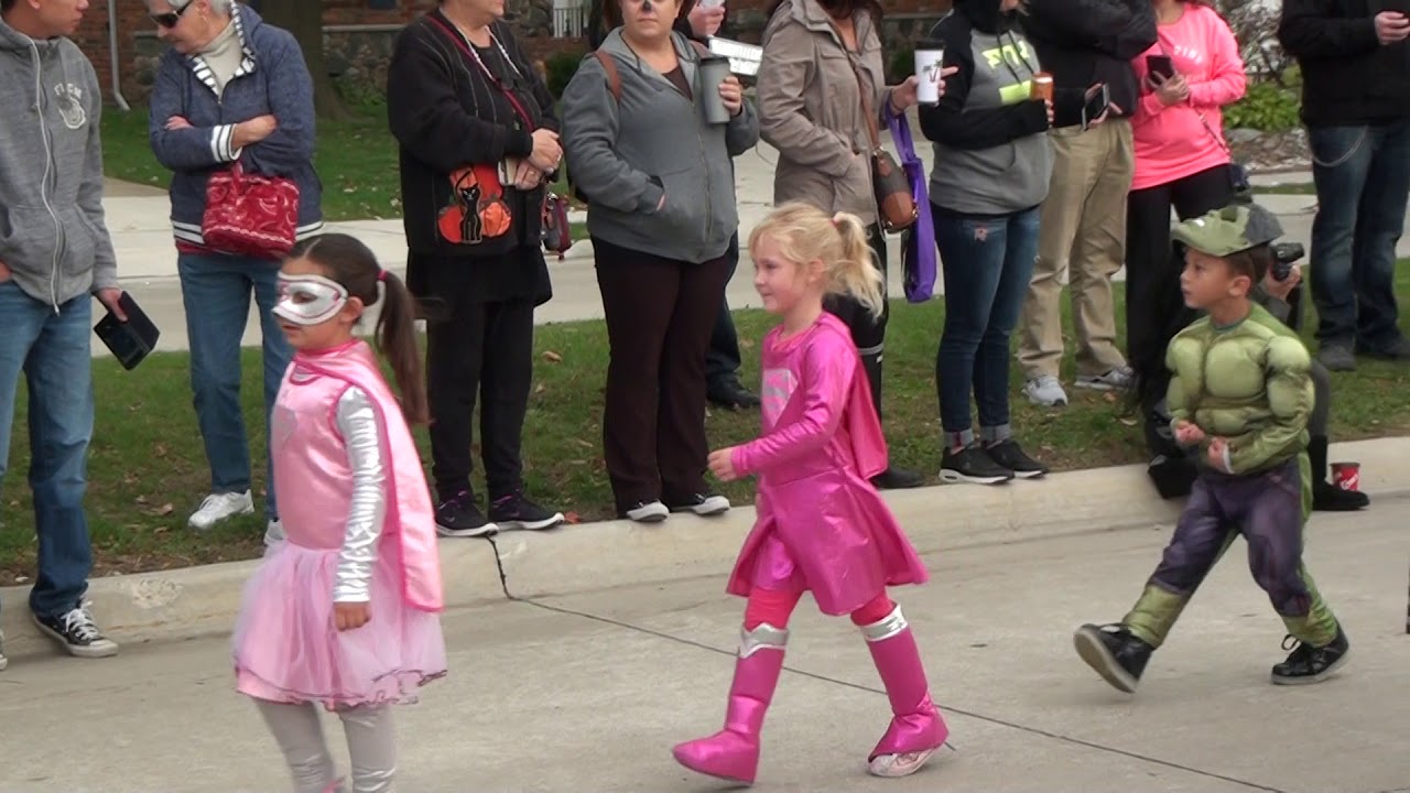 Cromie Elementary Halloween Parade. США парад на Хеловін у школі